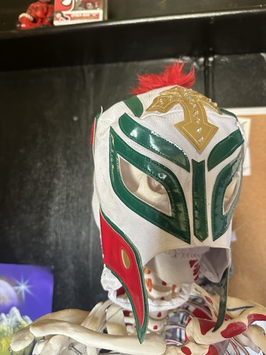 Official wwe authentic rey - authentic,