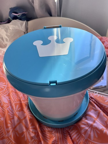 Blue white crown - &, theme