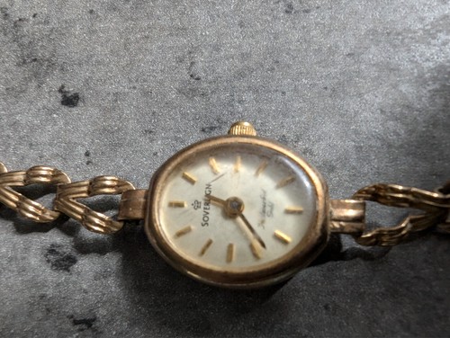 Vintage ladies sovereign 9ct