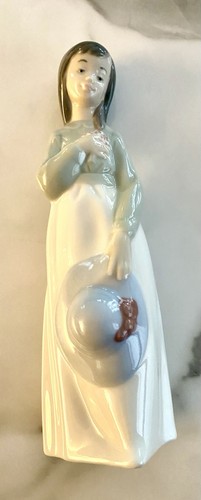 Ladro nao girl holding her - ladro,