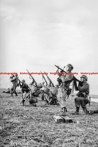 F029435 paratroopers defend - f029435,