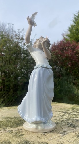 Nao lladro girl playing - ‘,