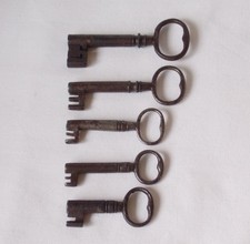 5 ANTIQUE GEORGIAN KEYS OLD