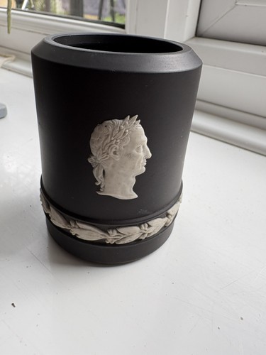 Wedgwood black basalt - black,