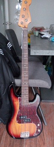 Fender squire bass guitar - squire,