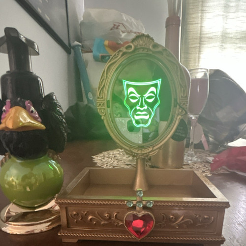 Disney villains magnifying - villains,