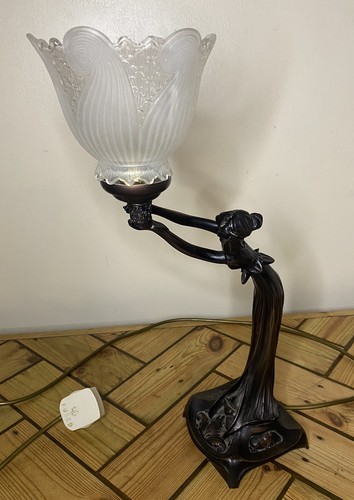 Vintage art nouveau lady - lady, table