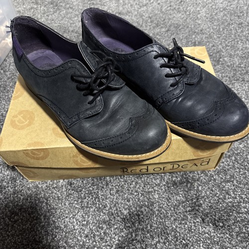 Red dead women - or, shoes