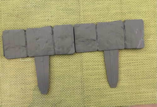 Grey cobbled plastic lawn - grey,