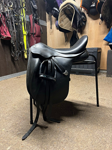 Bates dressage saddle - dressage, 17in