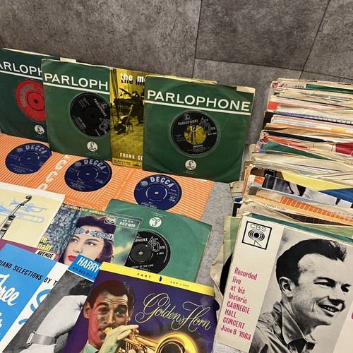 135 vinyl singles - 7”,