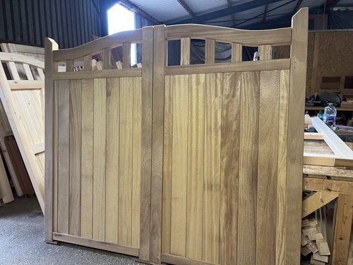 Hardwood driveway gates iroko - hardwood,