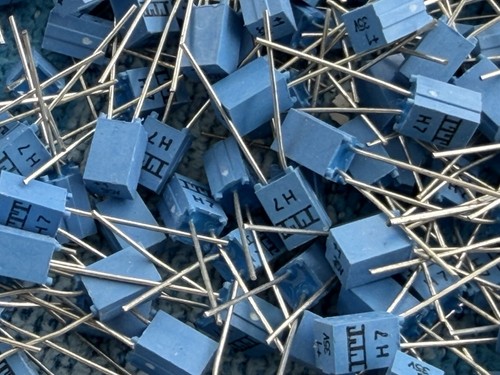 20x itt tak 1uf - 35v, tantalum