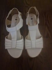 Pavers Sandles cream hook &