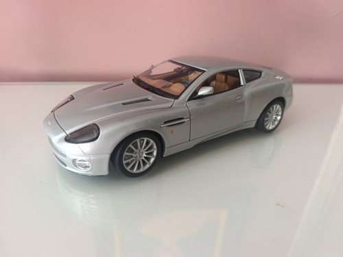 Bburago aston martin vanquish - martin,