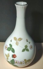 WEDGWOOD WILD STRAWBERRY pose