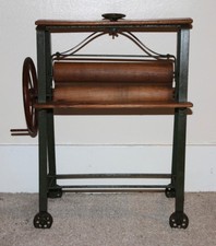 VINTAGE CHILD'S WASHING MANGLE/WRINGER - METAL AND WOOD