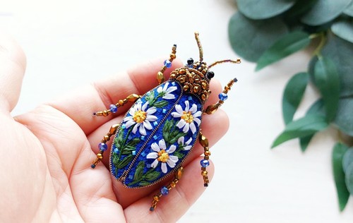 Daisy beetle brooch - daisy,