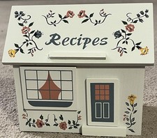 Vtg Wood House Recipe Box Cottagecore Farmhouse White w/Pink Blue Yellow Flowers
