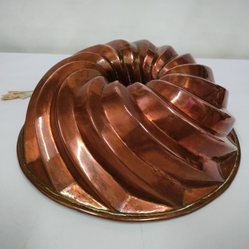 Vintage large copper bundt - large,