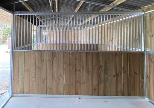 Internal stables high - high, bar