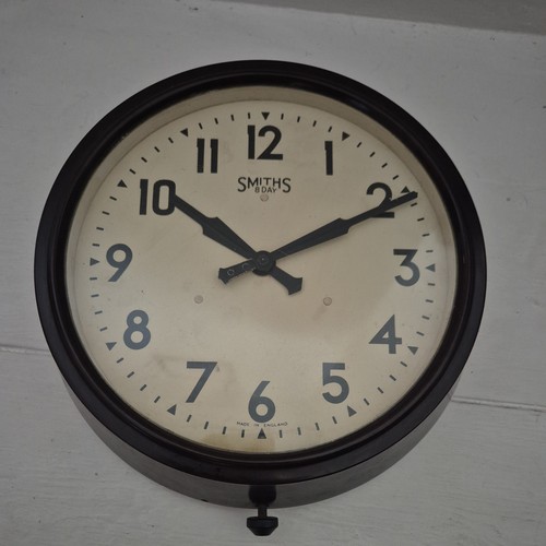Vintage smiths day bakelite - smiths,