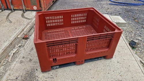 Red plastic cage pallet - red,