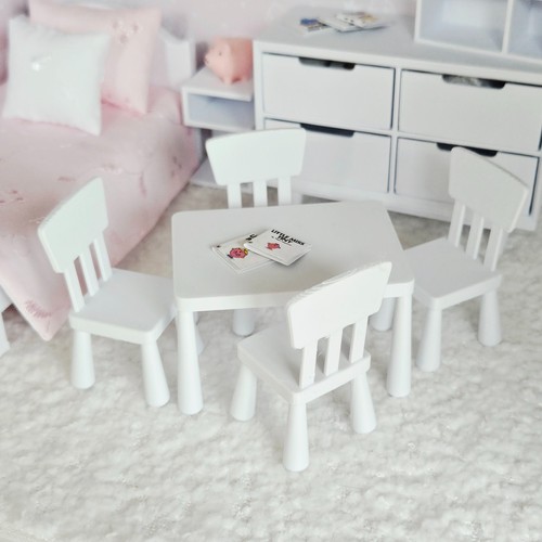 Scale dolls house - dolls,