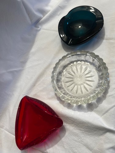 Coloured glass ashtrays - 3x,