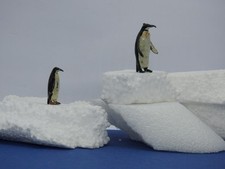 BRITAINS VINTAGE 1930-31 LEAD ZOO SERIES PENGUIN #903 AND KING PENGUIN #916