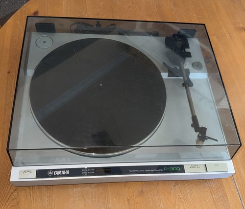 Yamaha 300 turntable spins - yamaha, turntable.