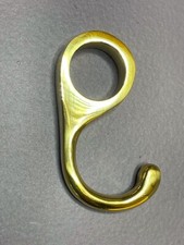 Hanging pipe rail with closed