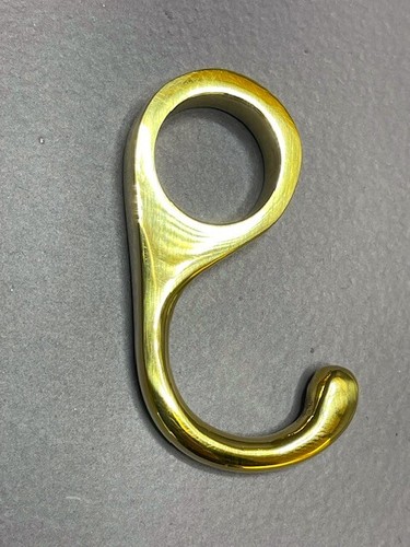 Hanging pipe rail with closed
