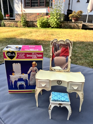 Sindy wardrobe dressing table - dressing,