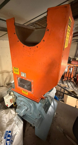 Plastic shredder granulator