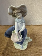 LLADRO Pretty Pickings Girl