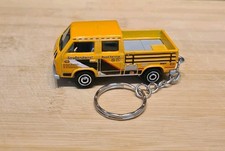 1/64 DIECAST MODEL VOLKSWAGEN T25 TRANSPORTER CREW CAB KEYCHAIN KEYRING 