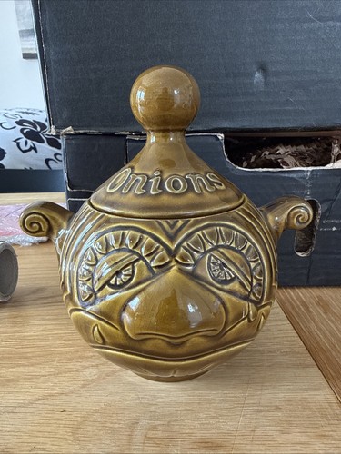 Retro crying onions face pot - crying,