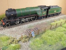 Bachmann 00 Gauge BR Class V2 Steam Loco/Tender 2-6-2 no 60903 BR Green Livery