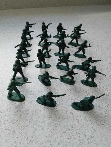 Vintage plastic toy soldiers - plastic,
