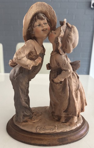 Shy kiss figurine giuseppe - shy, by