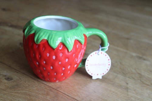 Strawberry sculpted mug tea - 3d,