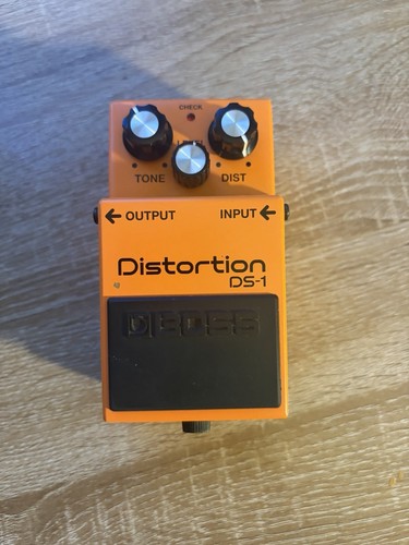 Boss distortion guitar - ds-1,