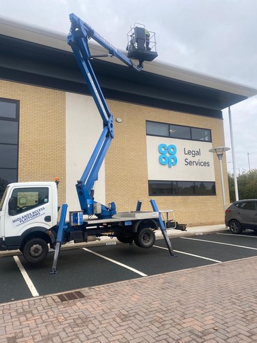 Cherry picker access platform - picker,