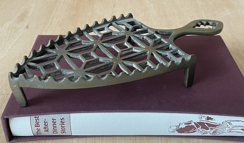 Cast metal iron trivet - cast,