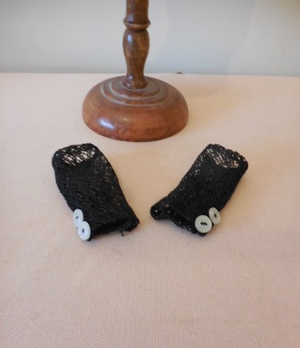 Tiny black lace fingerless - black,