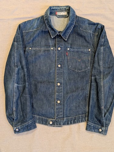 Levis denim jacket - size, m