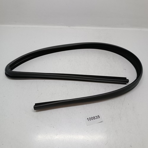 Left door glass guide - door,