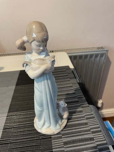 Tall lladro figure of - 8",