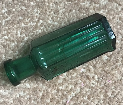 Green vintage glass not - 1/2, oz
